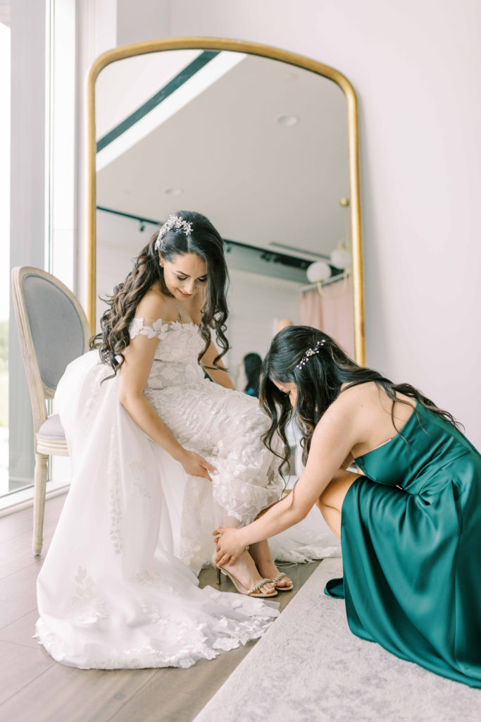 bride-getting-ready-photo-at-view-at-fountains-wedding-venue-in-downtown-nashville